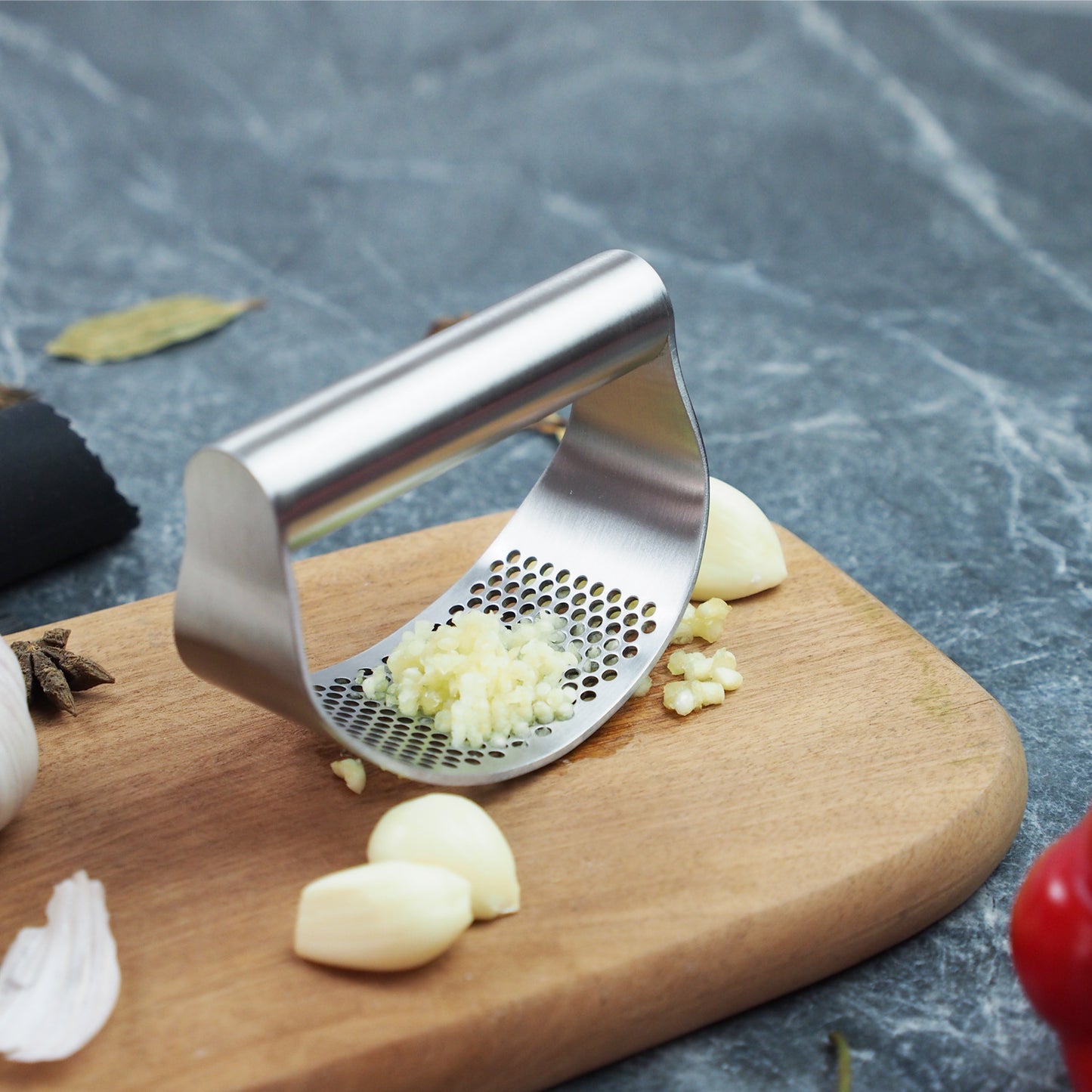 Knoblauchpresse und Schneidehilfe
